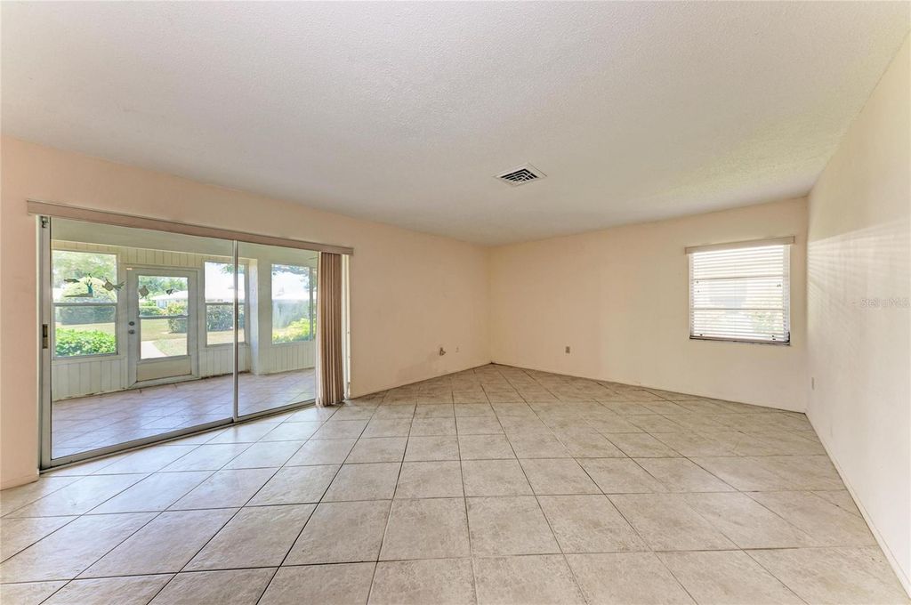 Image 8 of property listing at 6905 9TH AVENUE W 6905, Bradenton, FL 34209