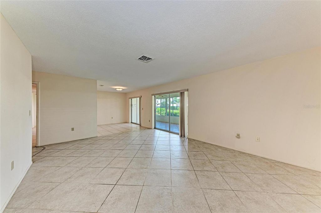 Image 9 of property listing at 6905 9TH AVENUE W 6905, Bradenton, FL 34209