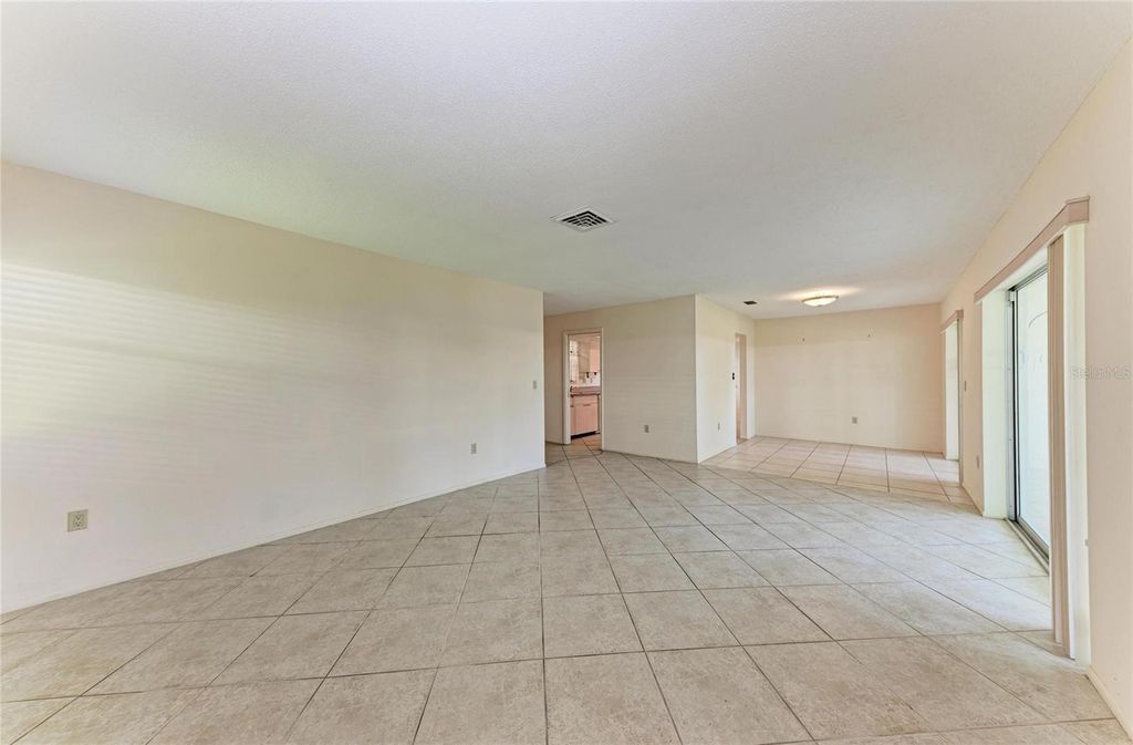 Image 10 of property listing at 6905 9TH AVENUE W 6905, Bradenton, FL 34209