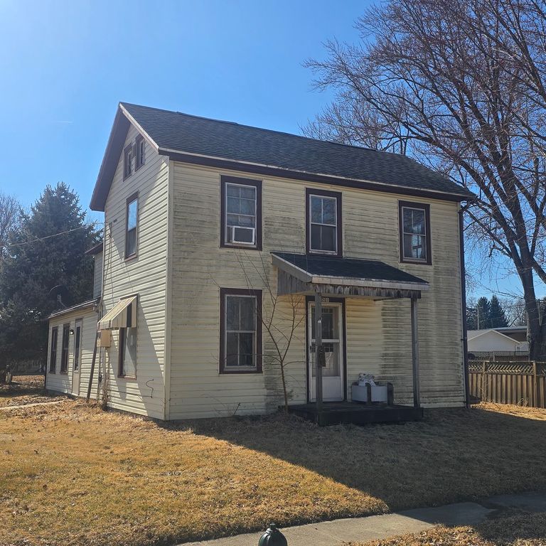 Image 1 of property listing at 201 W 2nd Street, Leaf River, IL 61047