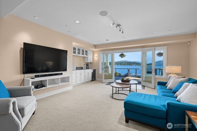 454 W Lake Sammamish Parkway NE, Bellevue, WA 98008