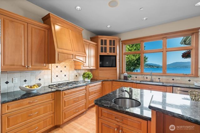 454 W Lake Sammamish Parkway NE, Bellevue, WA 98008