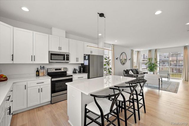3927 Trailway Commons Circle, Auburn Hills, MI 48326