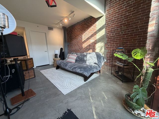 940 E 2ND Street 27, Los Angeles, CA 90012