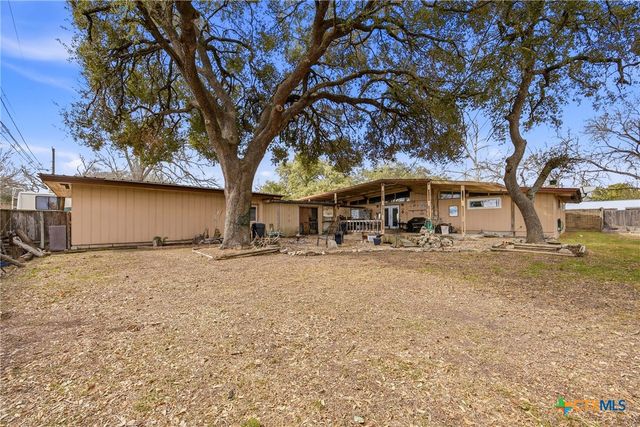 1604 Gardien Street, Gonzales, TX 78629