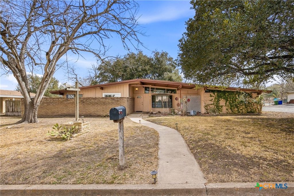 1604 Gardien Street, Gonzales, TX 78629