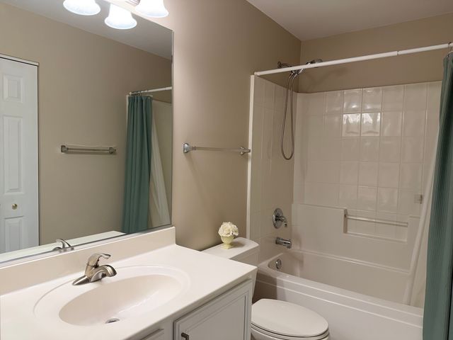 372 Pine Lake Circle, Vernon Hills, IL 60061