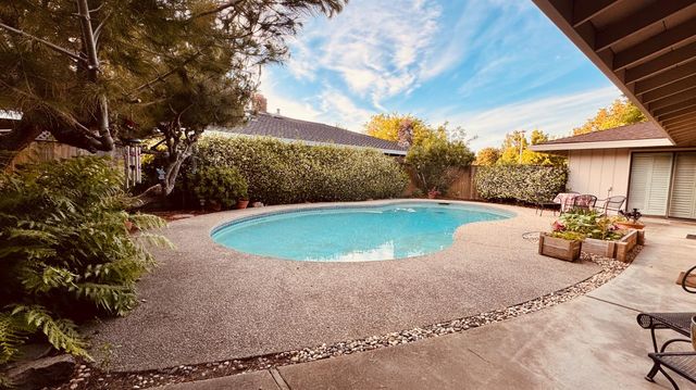 4025 Crondall Dr, Sacramento, CA 95864