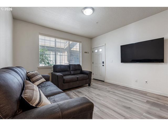 7902 Ne MIRIAM Way, Hillsboro, OR 97006