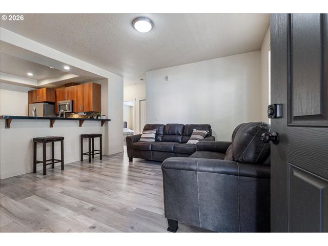 7902 Ne MIRIAM Way, Hillsboro, OR 97006