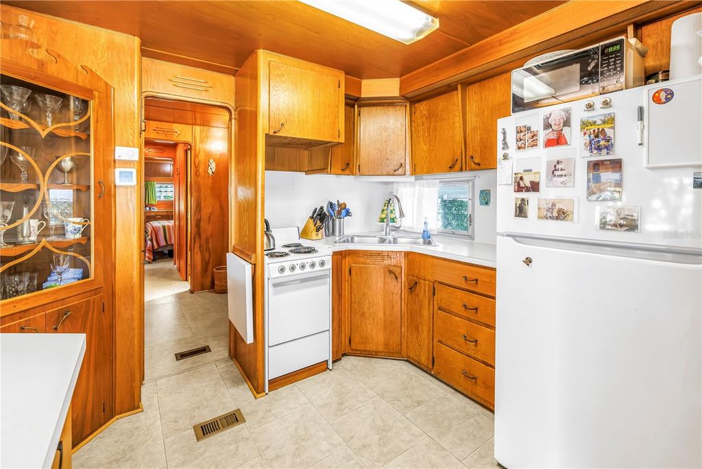 Image 14 of property listing at 1703 MINNESOTA AVENUE, Bradenton, FL 34207