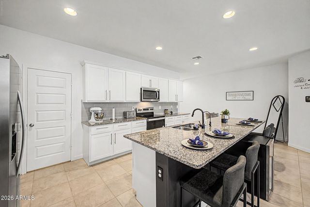 2516 W SEAVER Avenue, Apache Junction, AZ 85120