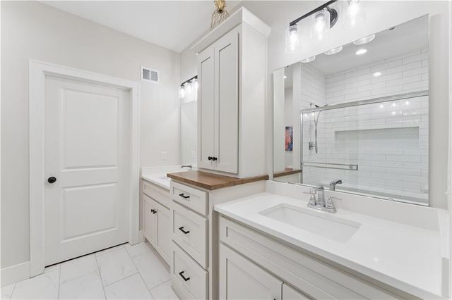 792 NE Algonquin Street, Lee's Summit, MO 64064