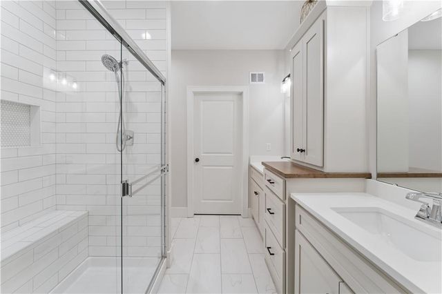 792 NE Algonquin Street, Lee's Summit, MO 64064