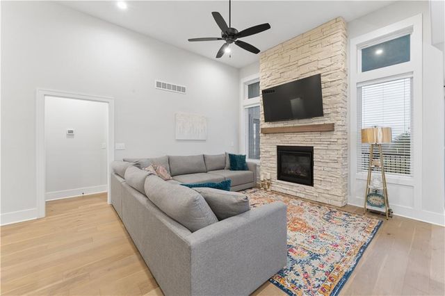 792 NE Algonquin Street, Lee's Summit, MO 64064