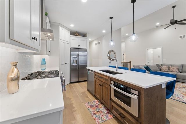 792 NE Algonquin Street, Lee's Summit, MO 64064