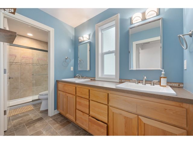 3488 RIVER HEIGHTS Dr, Springfield, OR 97477