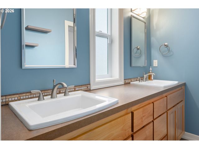 3488 RIVER HEIGHTS Dr, Springfield, OR 97477