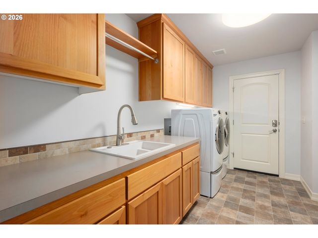 3488 RIVER HEIGHTS Dr, Springfield, OR 97477