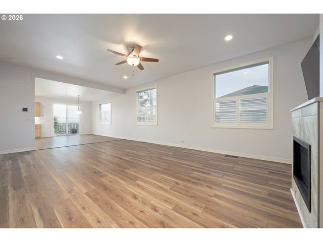 3488 RIVER HEIGHTS Dr, Springfield, OR 97477