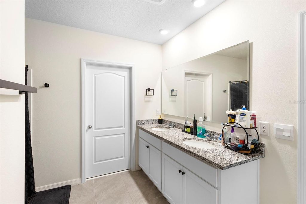 Image 19 of property listing at 821 AMHURST DRIVE, Orange City, FL 32763