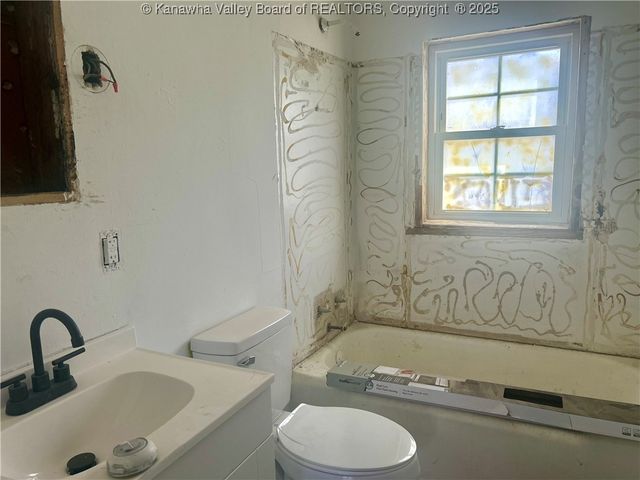 233 Henson Avenue, South Charleston, WV 25303