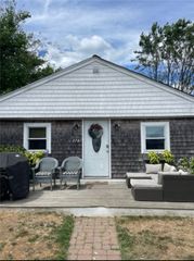 272 Riverside Street, Portsmouth, RI 02871