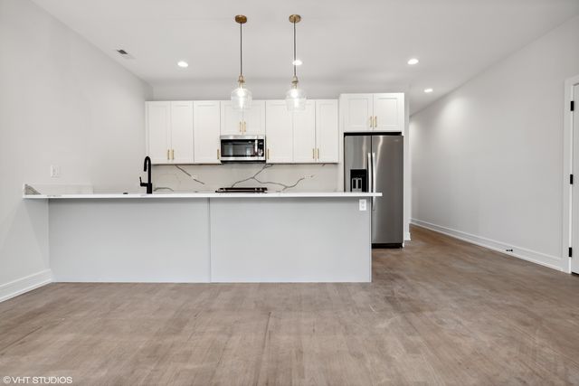 418 E Oakwood Boulevard 1, Chicago, IL 60653