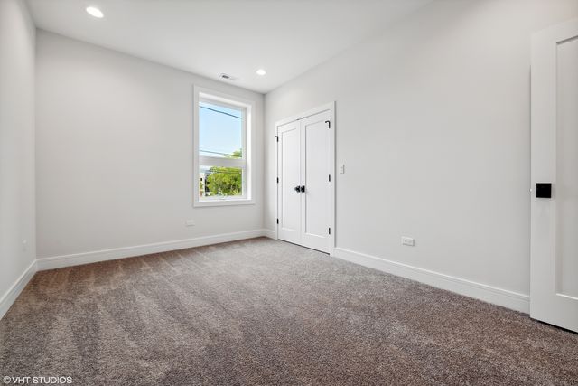 418 E Oakwood Boulevard 1, Chicago, IL 60653