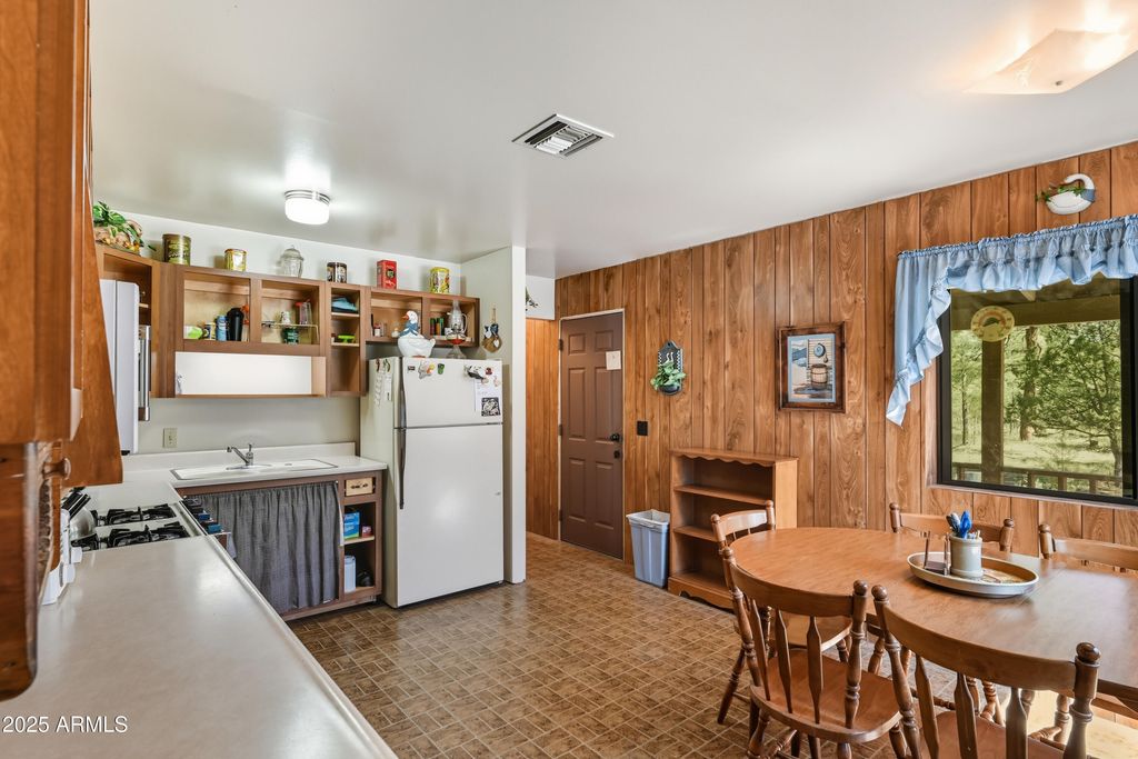 Image 10 of property listing at 1493 GREEN RIDGE Drive, Happy Jack, AZ 86024