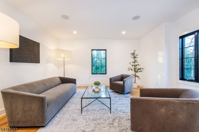 25 Greenwood Ave, Chatham Boro, NJ 07928