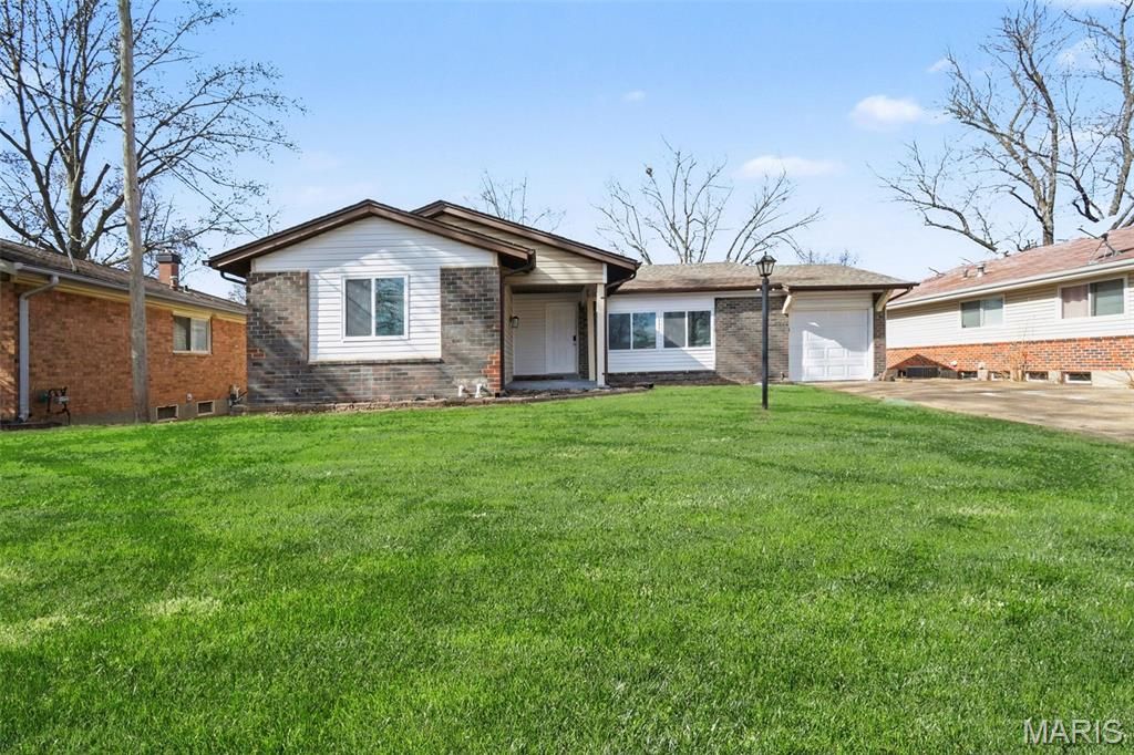 2855 Devonshire Drive, Florissant, MO 63033