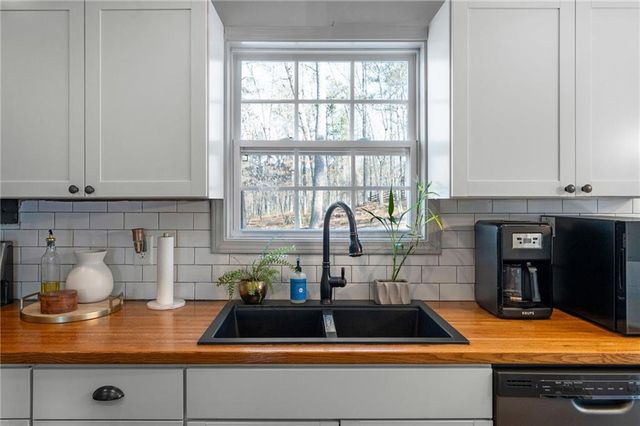 15 Swallow SE Drive, White, GA 30184