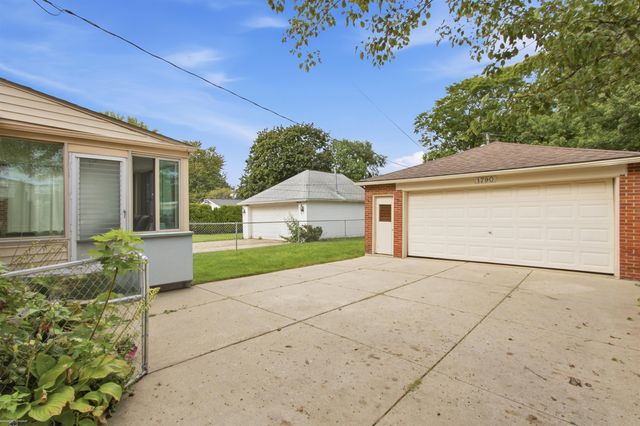 1790 Kenmore Drive, Grosse Pointe Woods, MI 48236