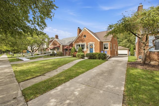 1790 Kenmore Drive, Grosse Pointe Woods, MI 48236