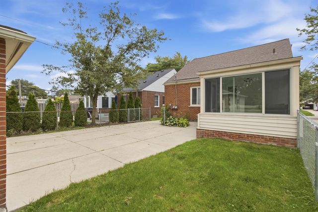 1790 Kenmore Drive, Grosse Pointe Woods, MI 48236