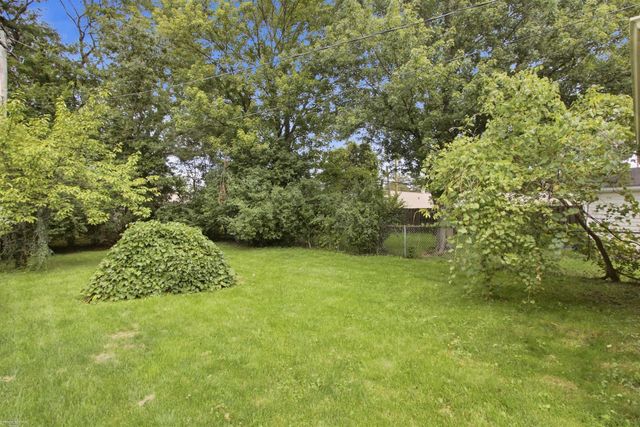 1790 Kenmore Drive, Grosse Pointe Woods, MI 48236