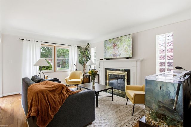 1790 Kenmore Drive, Grosse Pointe Woods, MI 48236