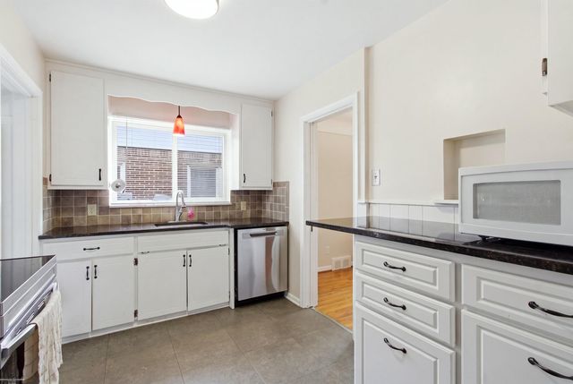1790 Kenmore Drive, Grosse Pointe Woods, MI 48236