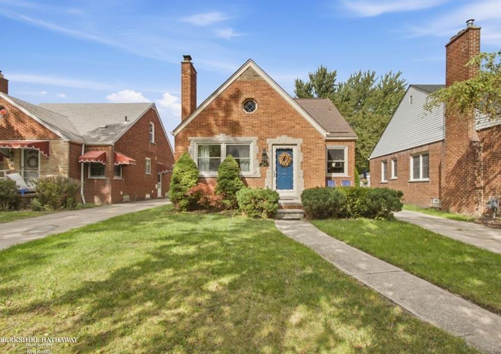 1790 Kenmore Drive, Grosse Pointe Woods, MI 48236