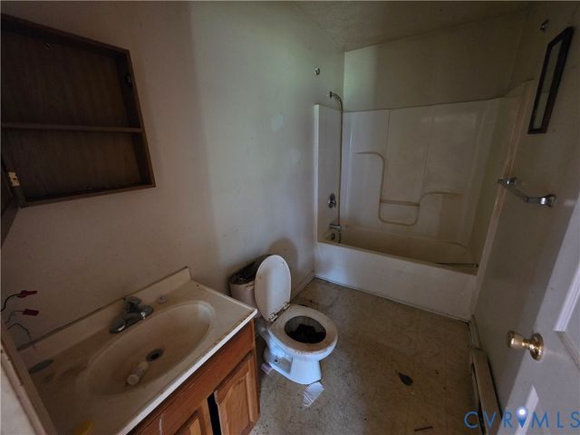 646 Valley Dr, Callao, VA 22435