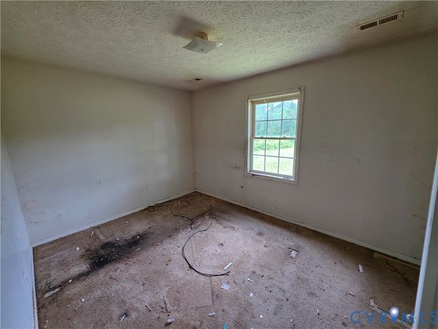 646 Valley Dr, Callao, VA 22435