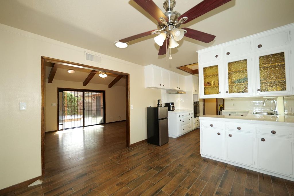 Image 12 of property listing at 7684 N 6th Street, Fresno, CA 93720