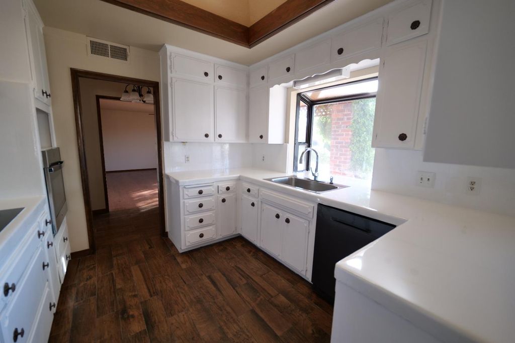 Image 16 of property listing at 7684 N 6th Street, Fresno, CA 93720