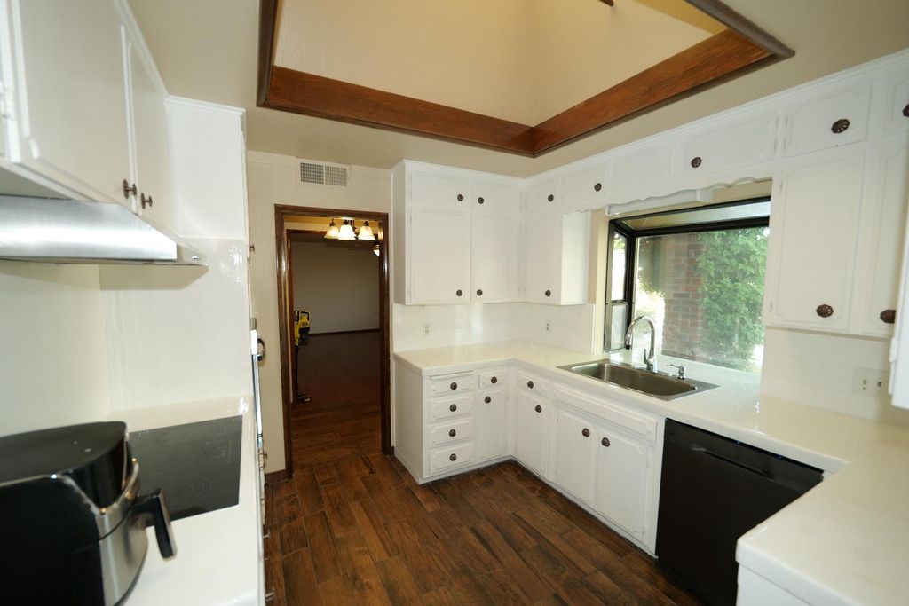 Image 17 of property listing at 7684 N 6th Street, Fresno, CA 93720