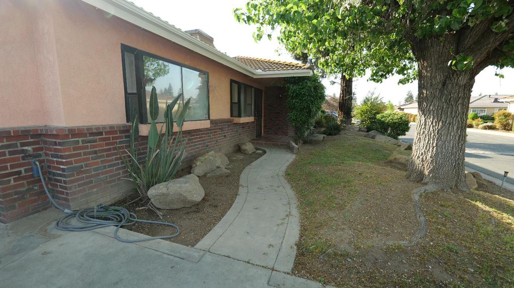Image 2 of property listing at 7684 N 6th Street, Fresno, CA 93720