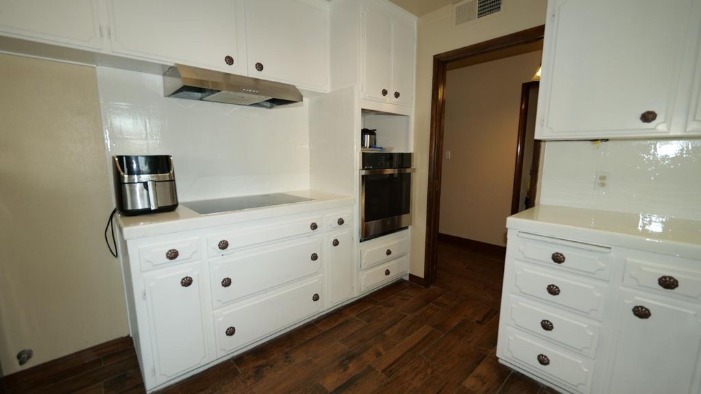 Image 20 of property listing at 7684 N 6th Street, Fresno, CA 93720