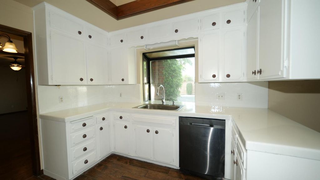 Image 21 of property listing at 7684 N 6th Street, Fresno, CA 93720