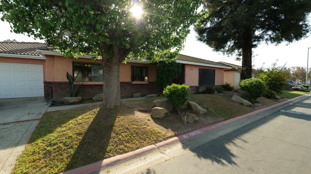 Image 3 of property listing at 7684 N 6th Street, Fresno, CA 93720