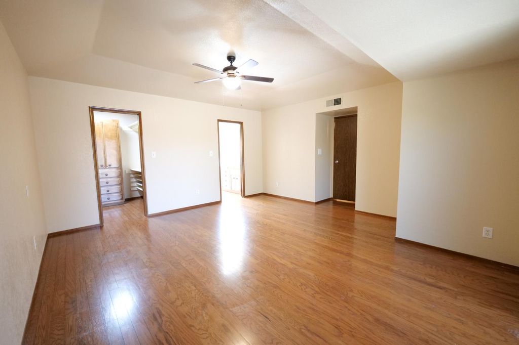 Image 30 of property listing at 7684 N 6th Street, Fresno, CA 93720